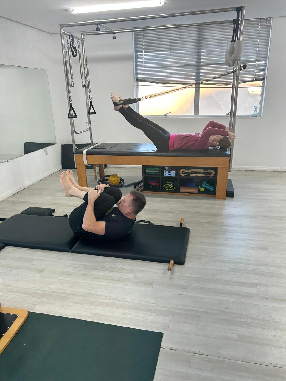 Atendimento em dupla com exercícios de Pilates Clássico no estúdio.