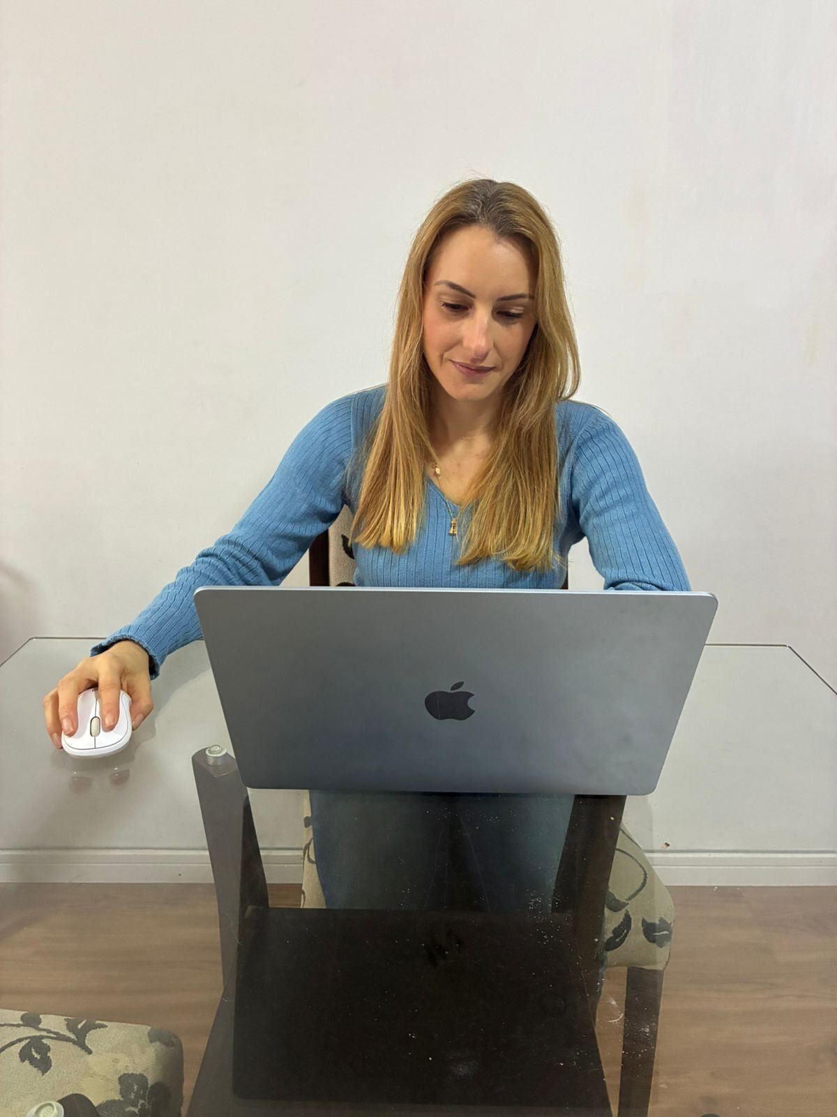 Débora Cherubini conduzindo acompanhamento online com notebook.