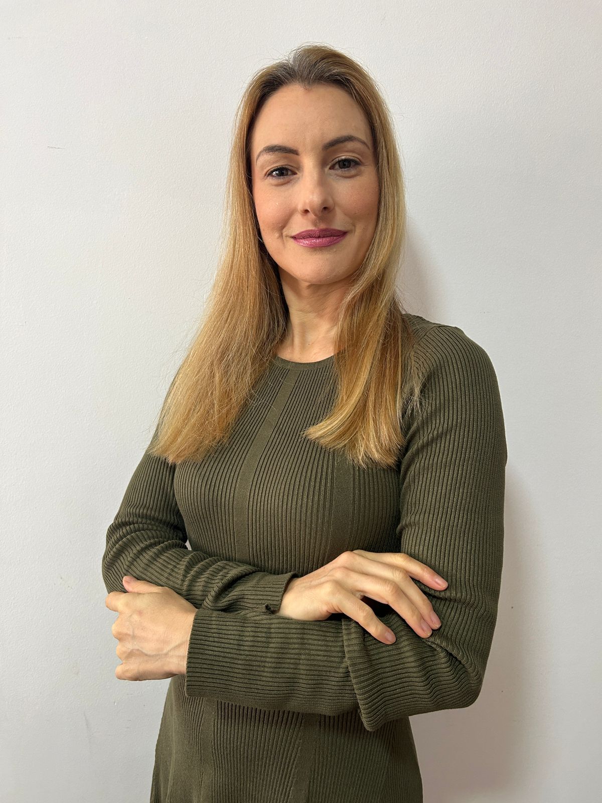 Retrato profissional de Debora Cherubini, fisioterapeuta e instrutora de Pilates.