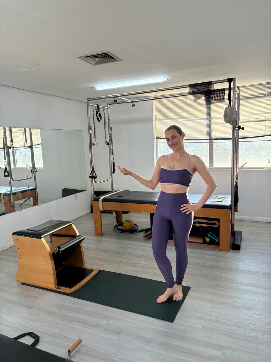 Débora Cherubini demonstrando postura de Low Pressure Fitness.